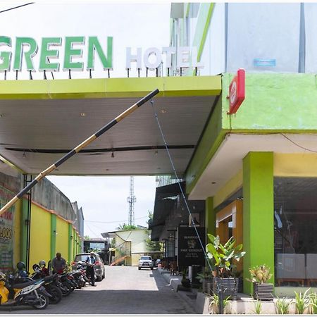Reddoorz Plus @ Hertasning Area Makassar Esterno foto