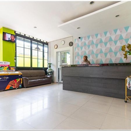 Reddoorz Plus @ Hertasning Area Makassar Esterno foto