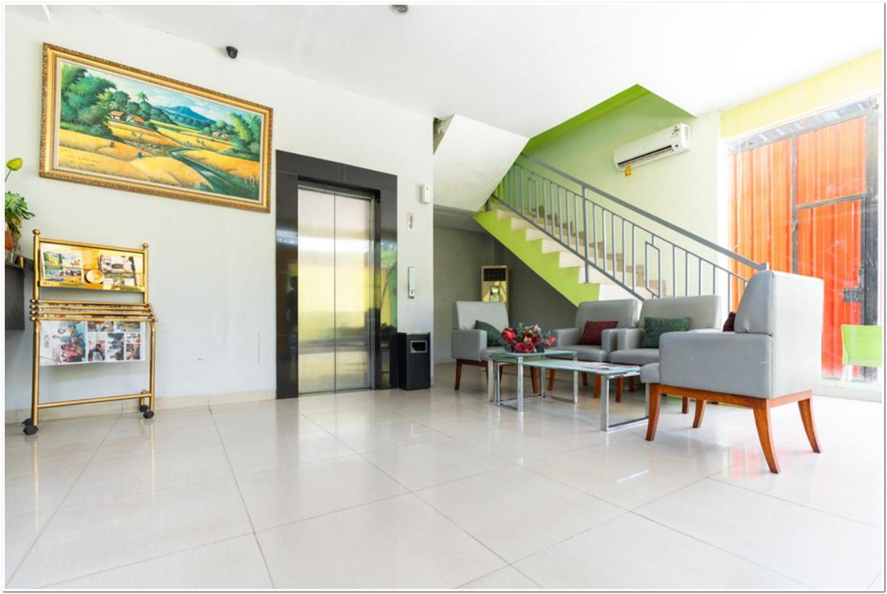Reddoorz Plus @ Hertasning Area Makassar Esterno foto