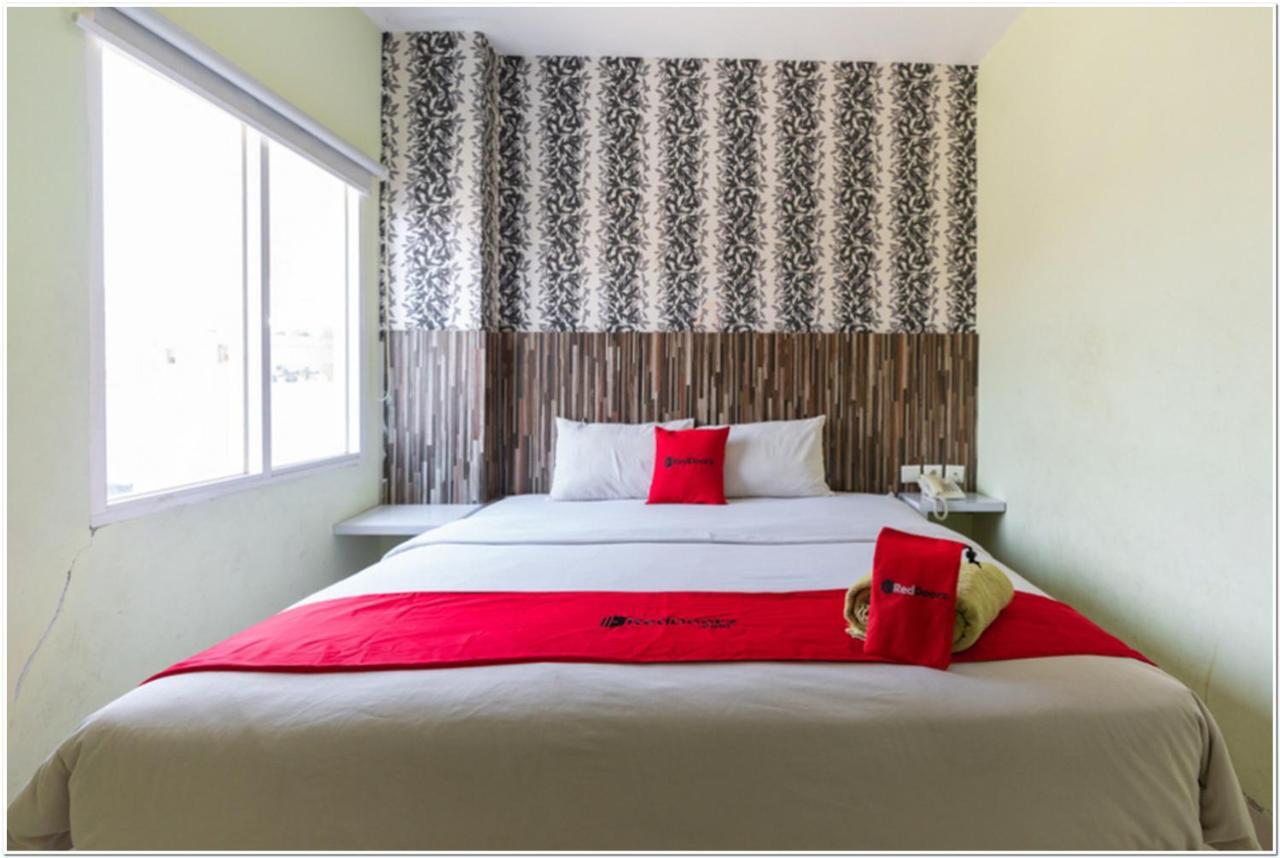 Reddoorz Plus @ Hertasning Area Makassar Esterno foto
