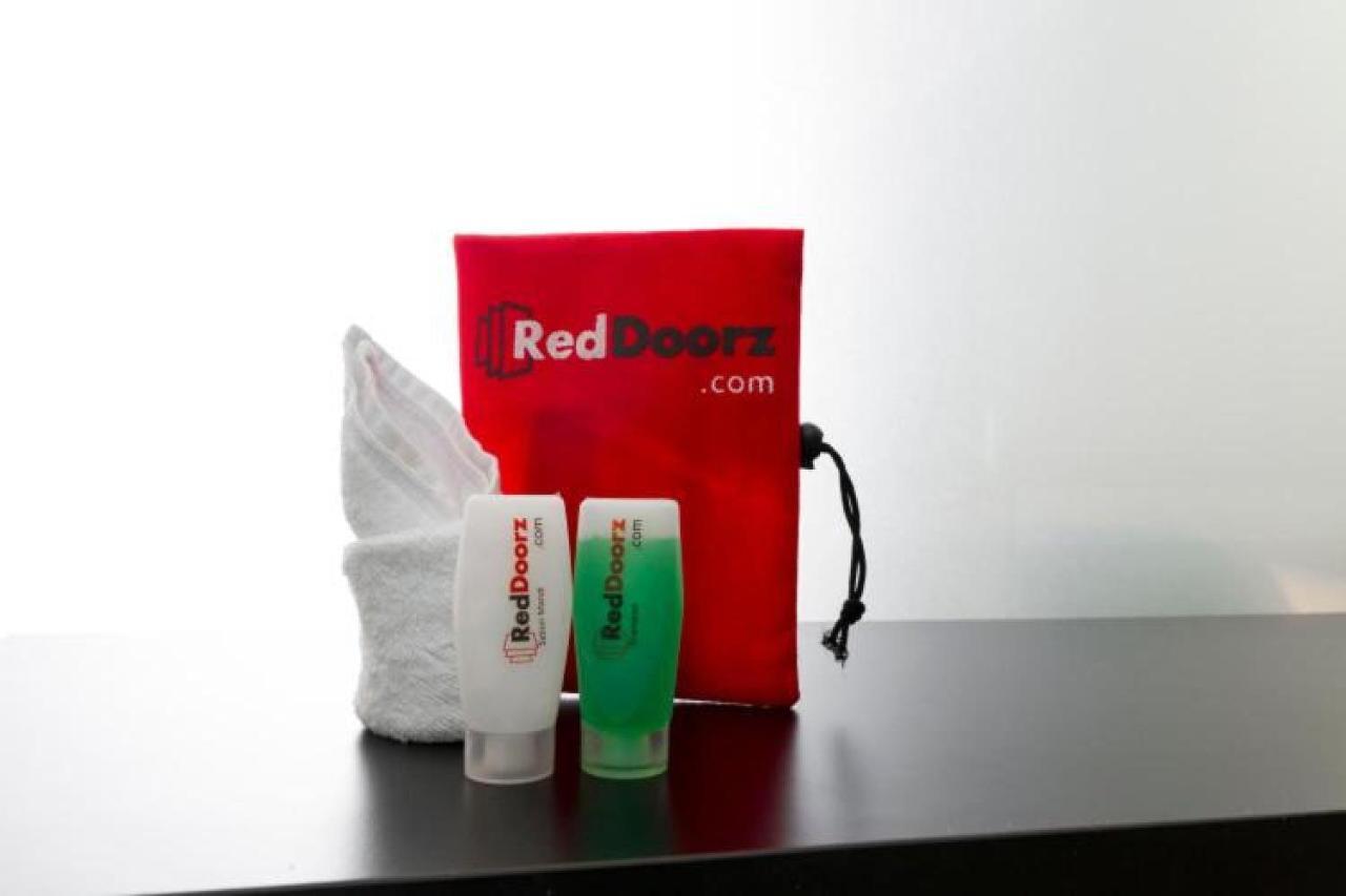 Reddoorz Plus @ Hertasning Area Makassar Esterno foto