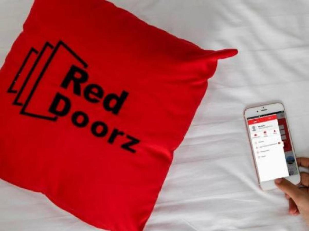 Reddoorz Plus @ Hertasning Area Makassar Esterno foto