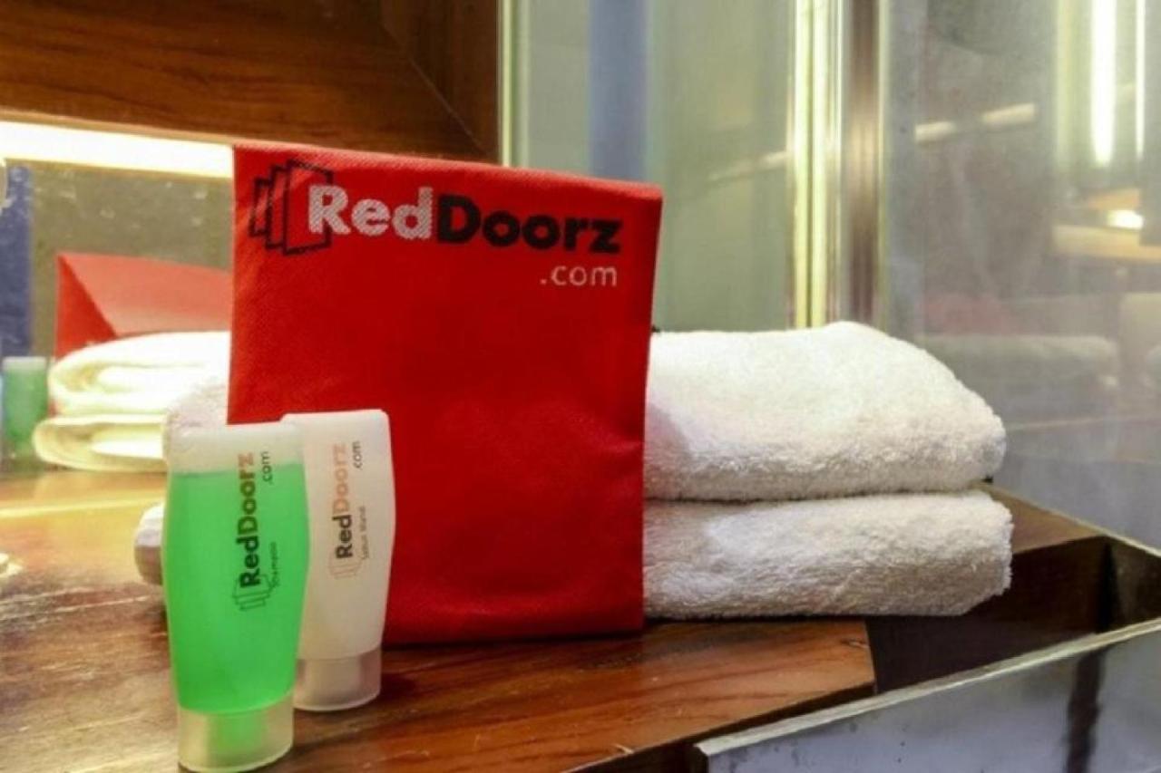 Reddoorz Plus @ Hertasning Area Makassar Esterno foto
