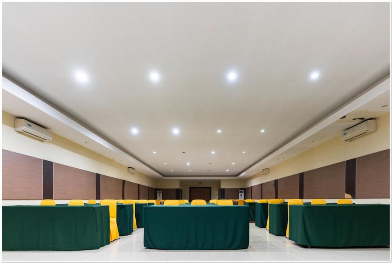 Reddoorz Plus @ Hertasning Area Makassar Esterno foto