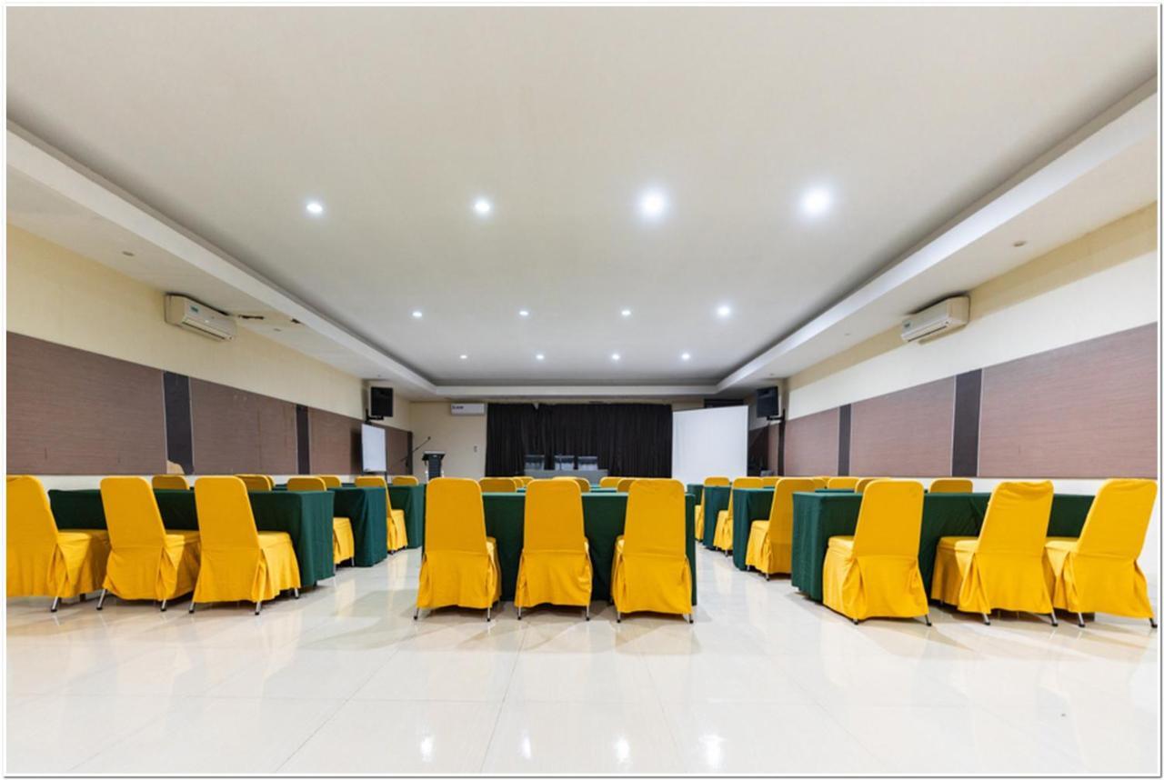 Reddoorz Plus @ Hertasning Area Makassar Esterno foto