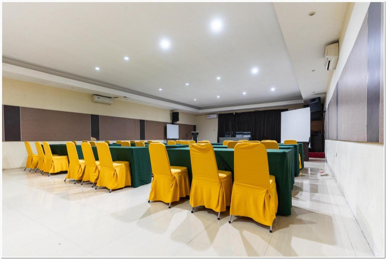 Reddoorz Plus @ Hertasning Area Makassar Esterno foto