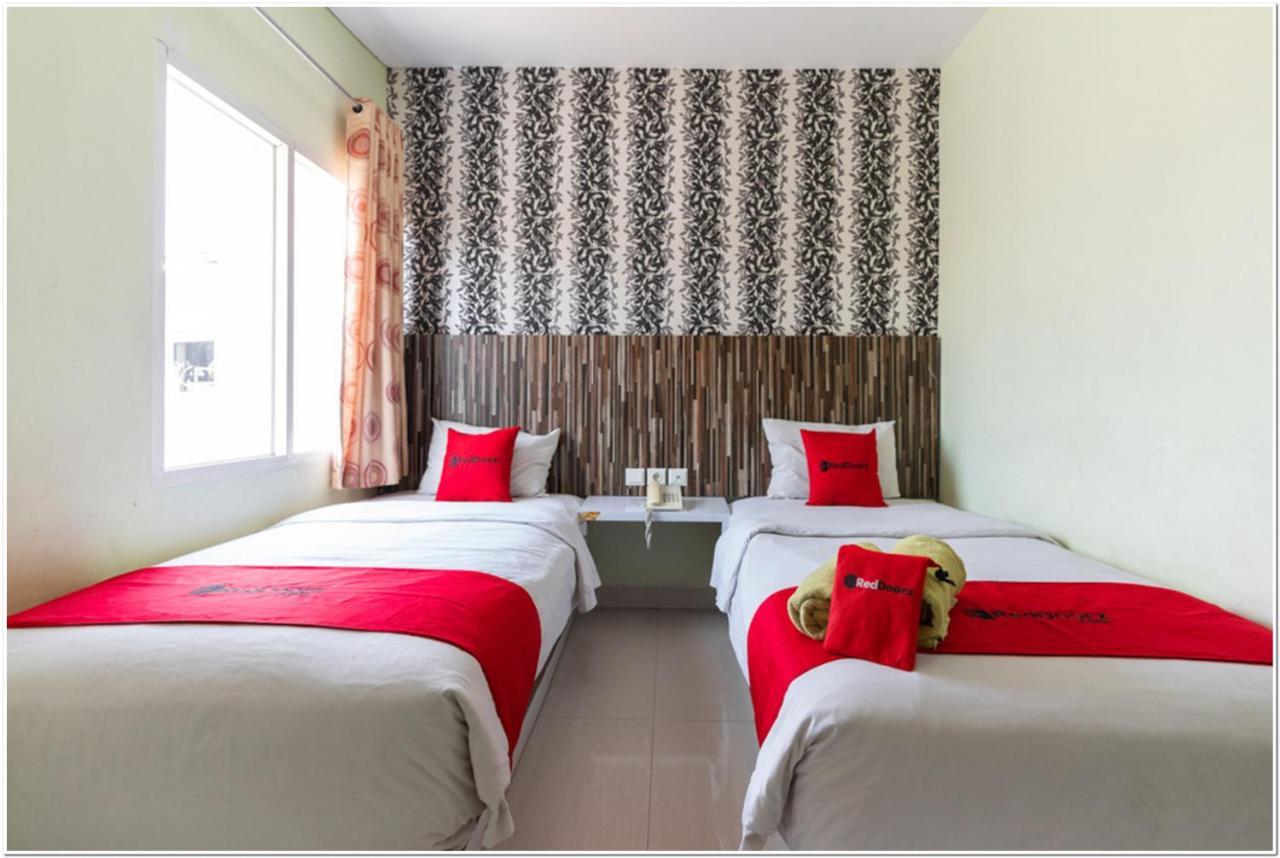 Reddoorz Plus @ Hertasning Area Makassar Esterno foto