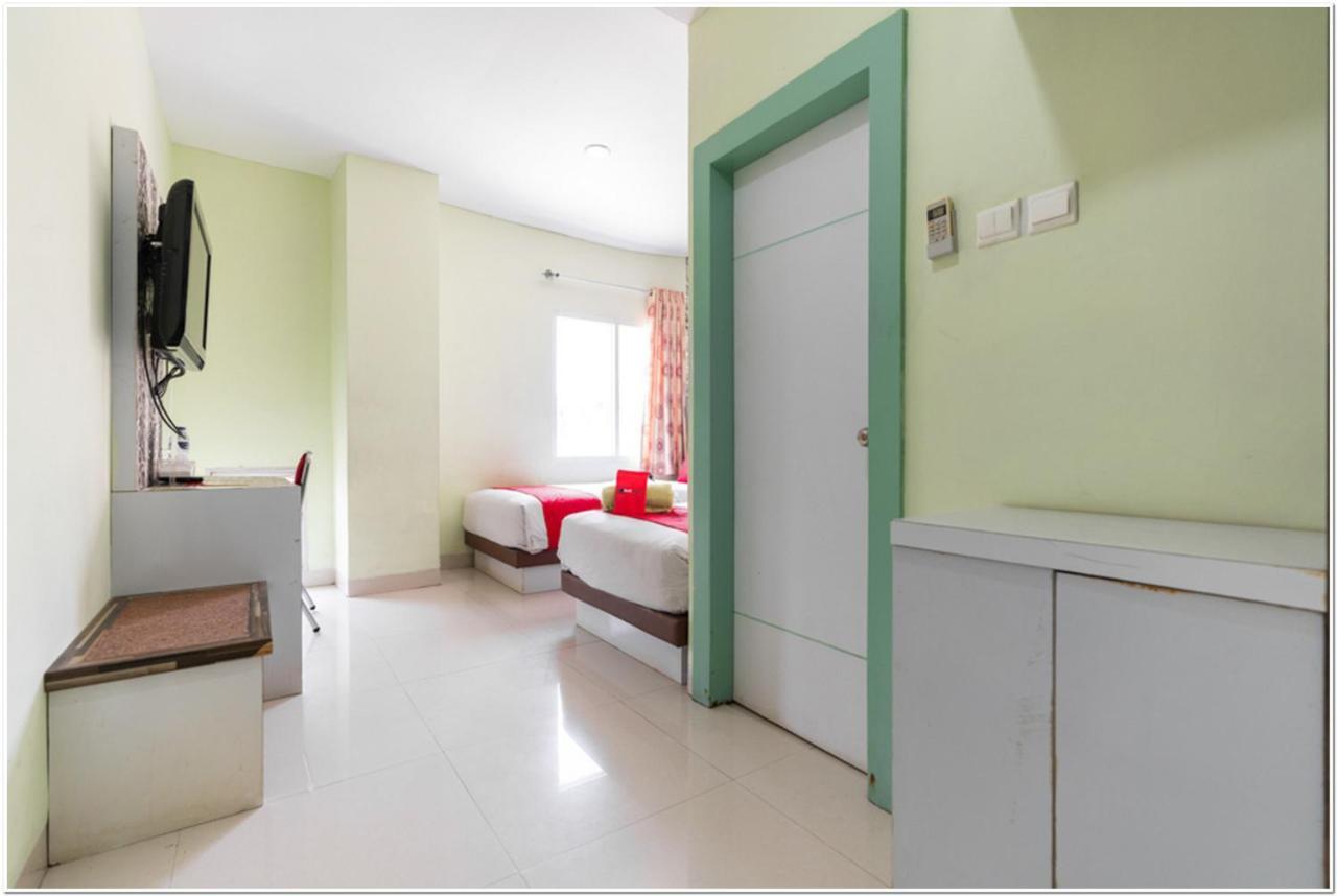 Reddoorz Plus @ Hertasning Area Makassar Esterno foto