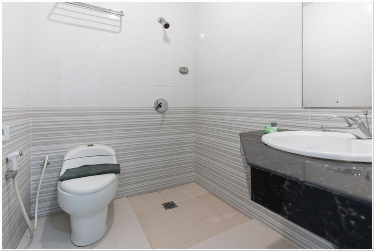 Reddoorz Plus @ Hertasning Area Makassar Esterno foto