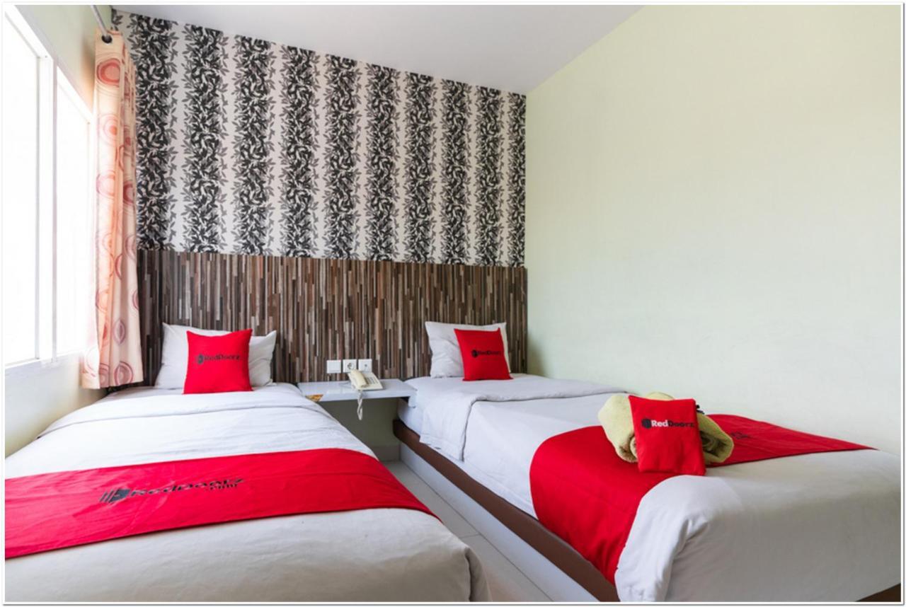 Reddoorz Plus @ Hertasning Area Makassar Esterno foto