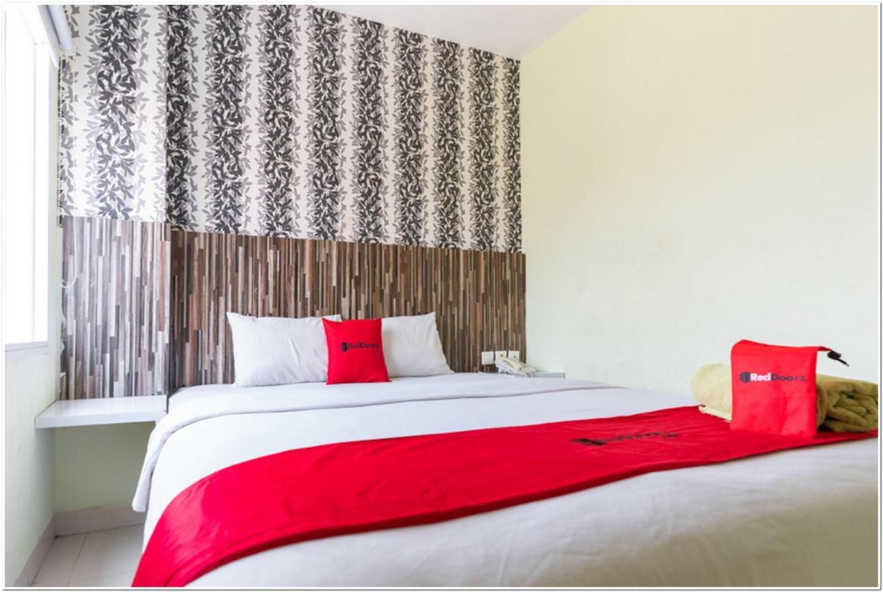 Reddoorz Plus @ Hertasning Area Makassar Esterno foto