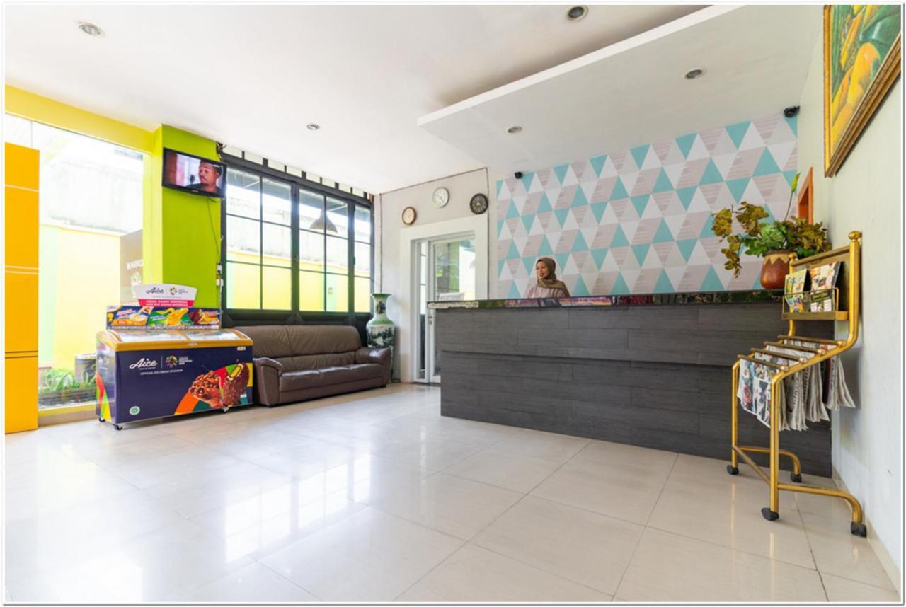 Reddoorz Plus @ Hertasning Area Makassar Esterno foto
