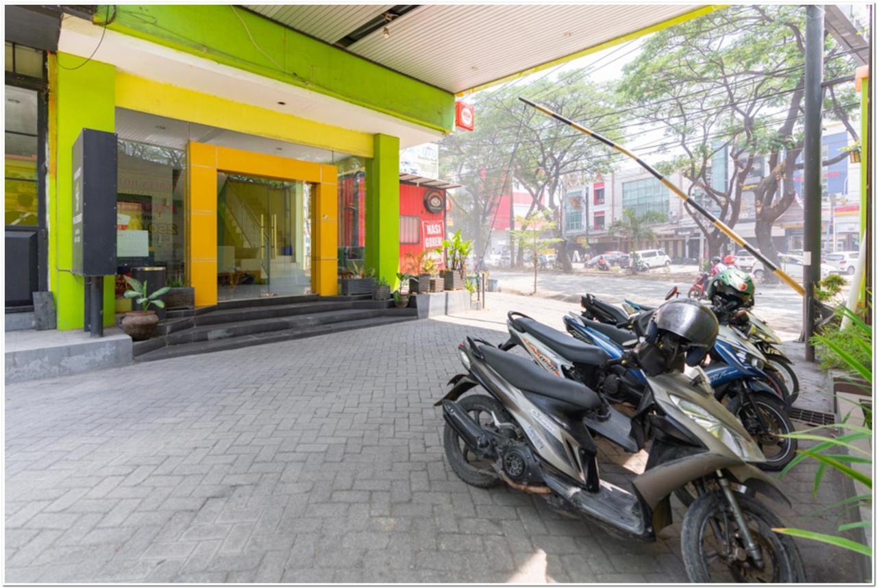 Reddoorz Plus @ Hertasning Area Makassar Esterno foto